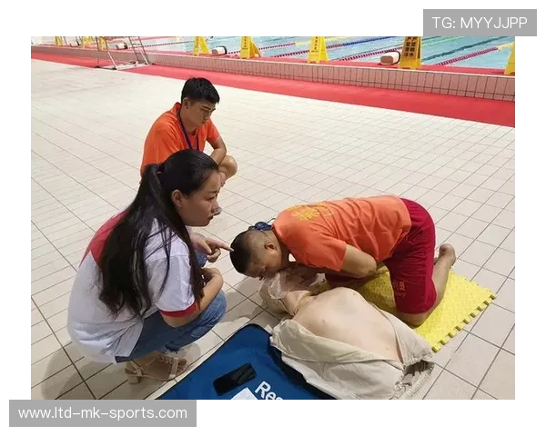游泳馆开展青少年救生技能的普及与证书发放活动，游泳馆救生员定期培训制度